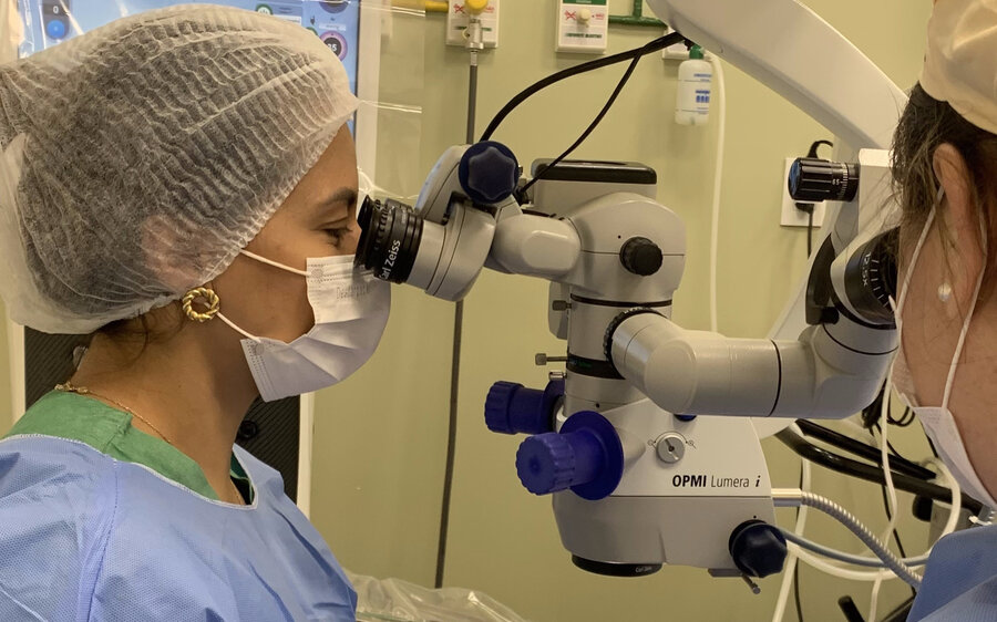 Dra. Mayra Fagundes em cirurgia de catarata no microscópio