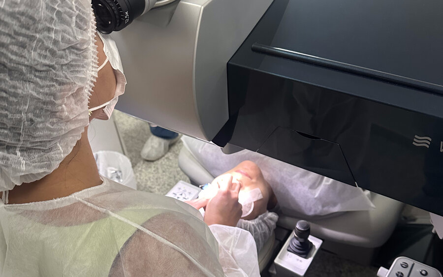 Dra. Mayra Fagundes na plataforma de cirurgia refrativa a laser