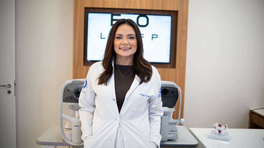 Dra. Mayra Fagundes no consultório