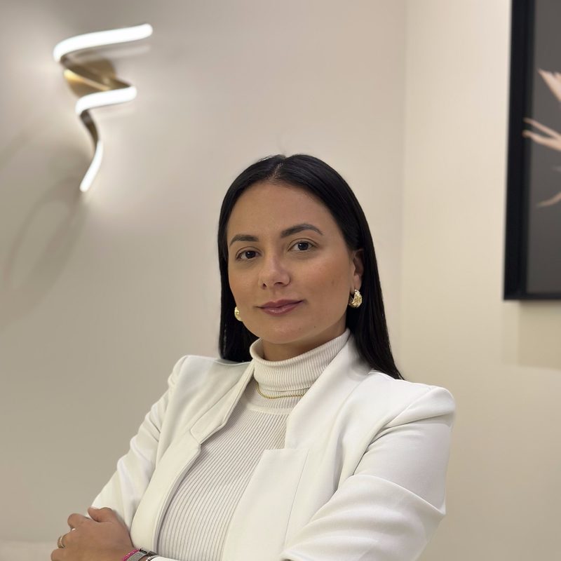 Dra. Mayra Fagundes no consultório